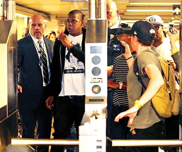 Jay Z flanked by Security enters the Subway from Canal Street