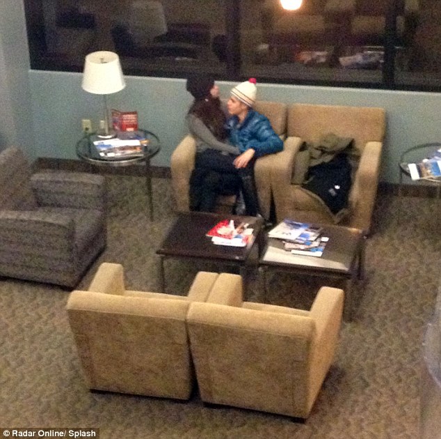 selena Gomez and Justin Bieber Kissing at the Airport
