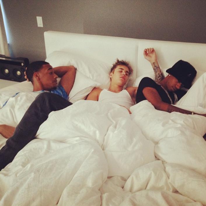 Justin-Bieber-Photographed-Asleep-In-Bed-With-Lil-Za-Twist