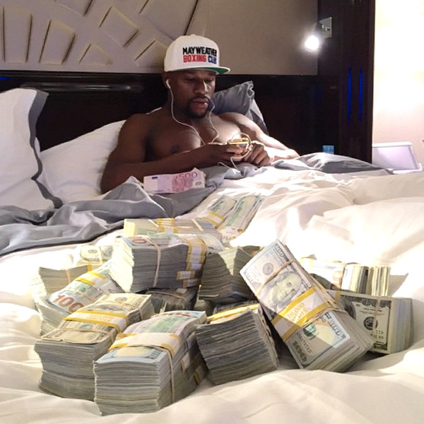 20MAR2015 - -floyd-Mayweather-In-Bed-With-Money.jl.092614